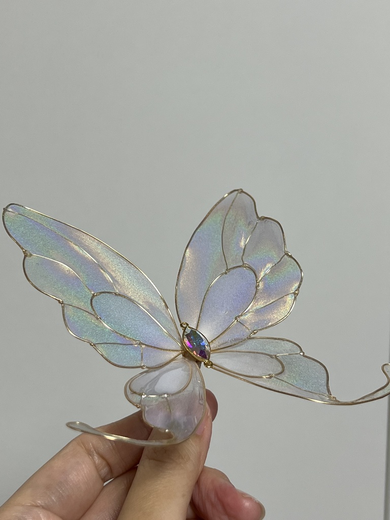 オーロラに輝く花と蝶