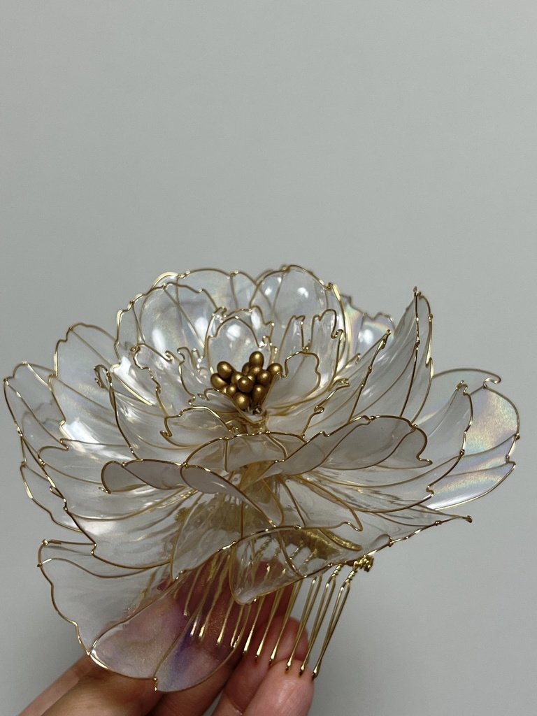 オーロラに輝く花と蝶