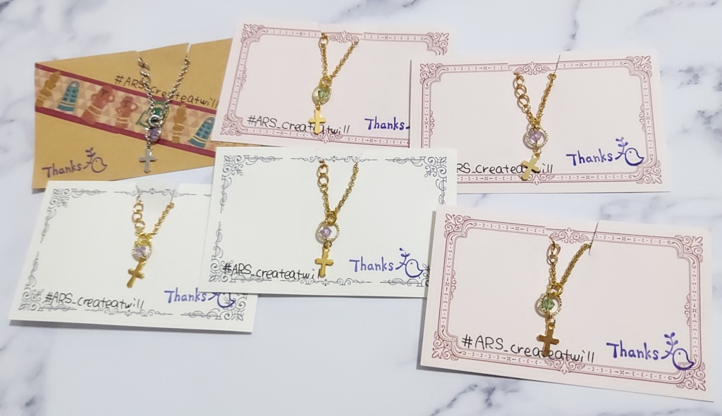 スワロフスキーと十字架ネックレス