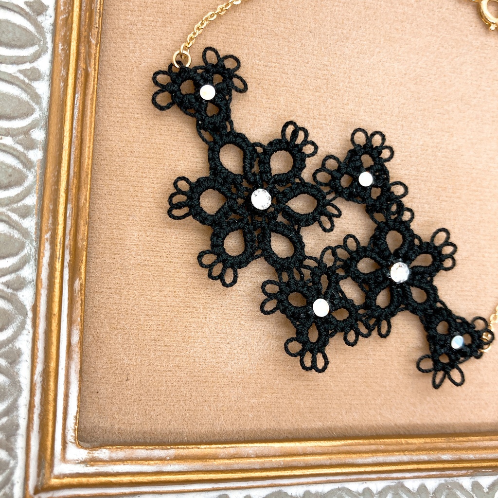 フラワーレースのブレスレット