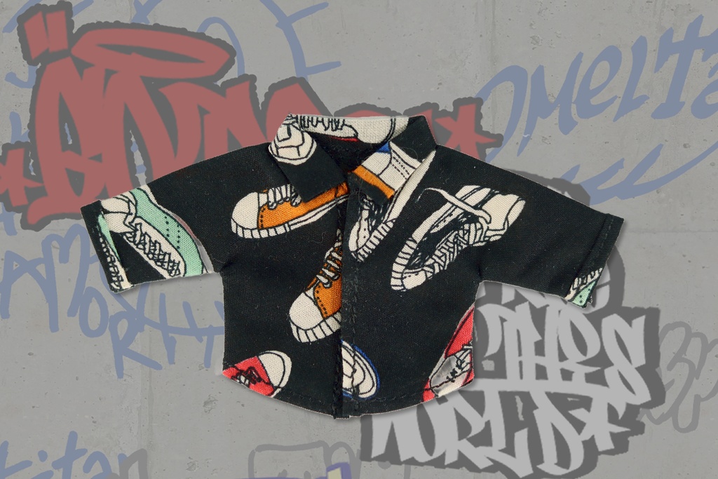 スニーカー柄シャツ