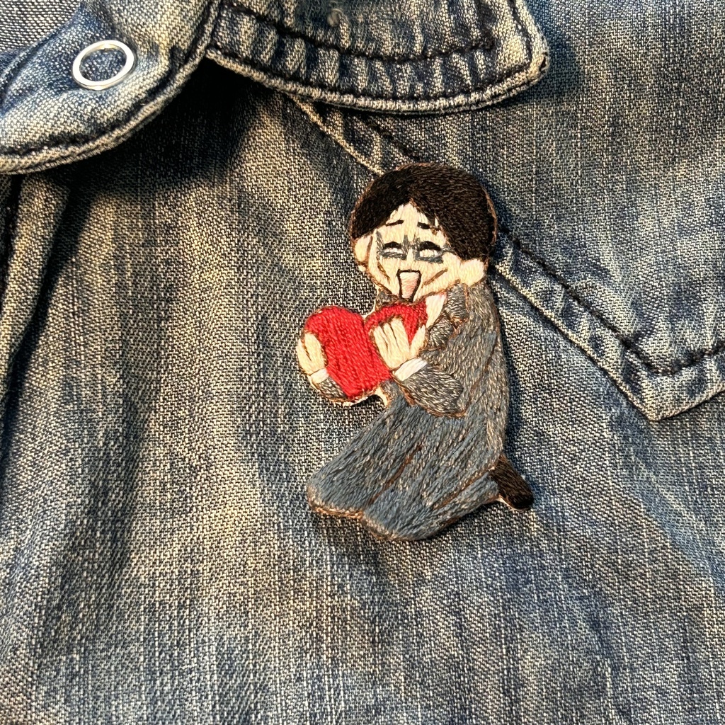 【刺繍ブローチ】ハート抱っこいじぴ刺繍