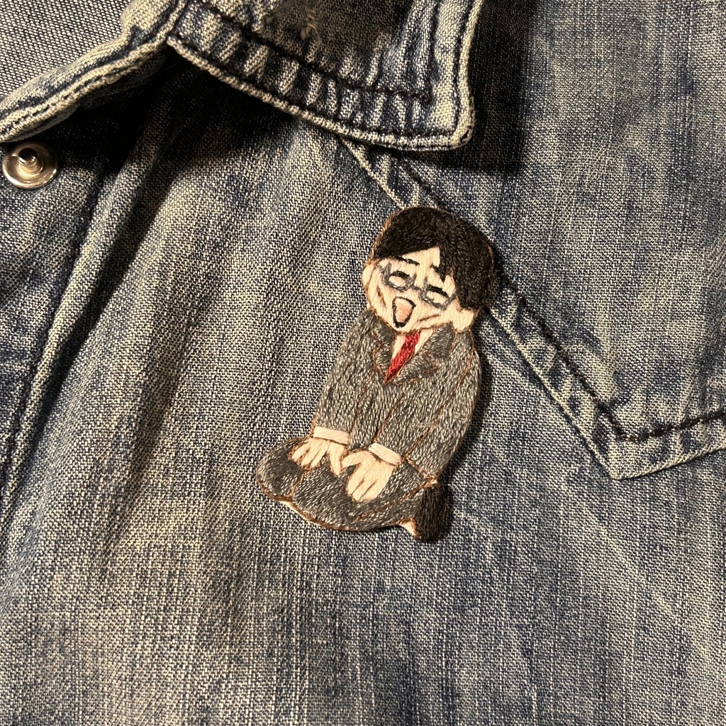 お座りいじぴ刺繍ブローチ