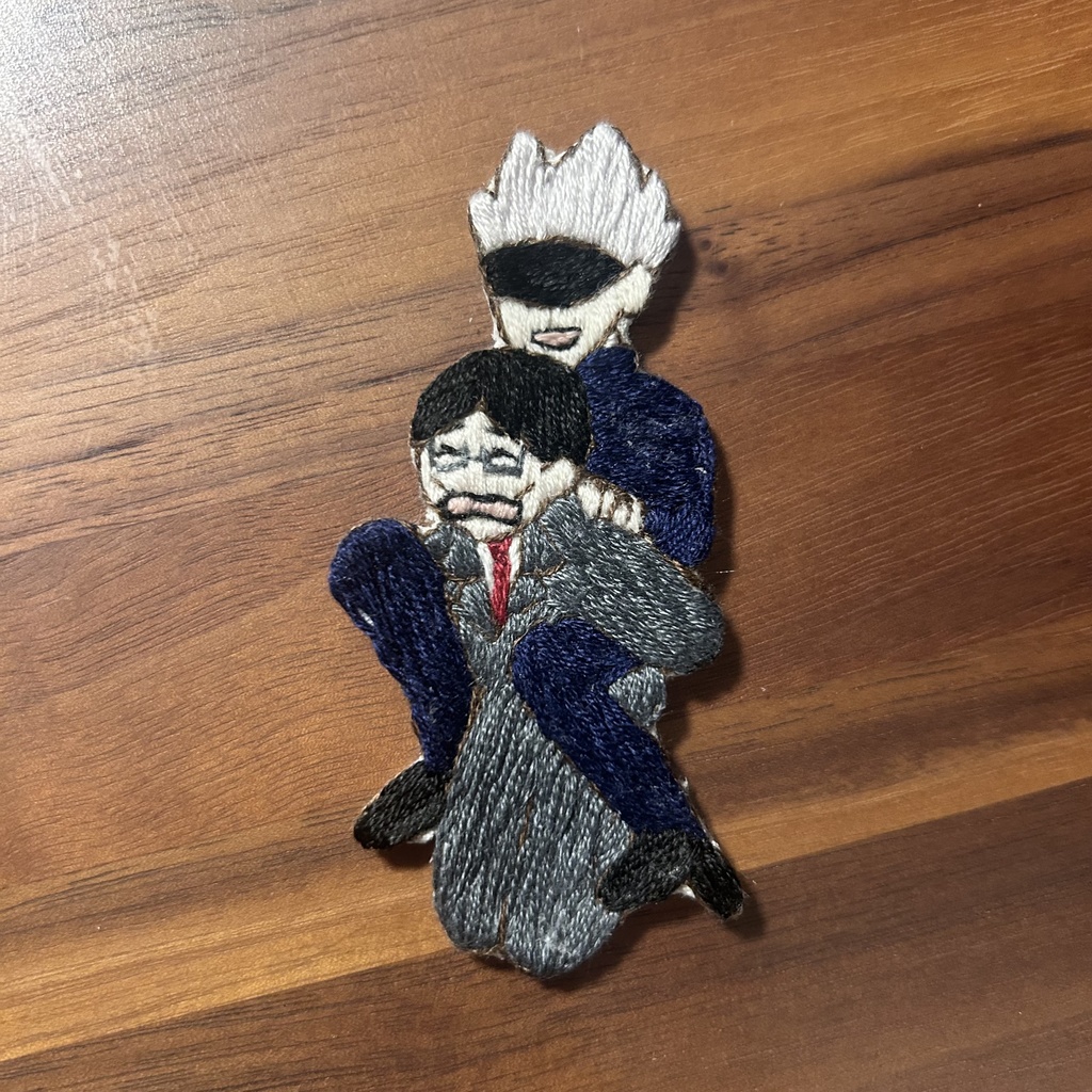 五条先生をおんぶするいじぴ刺繍ブローチ