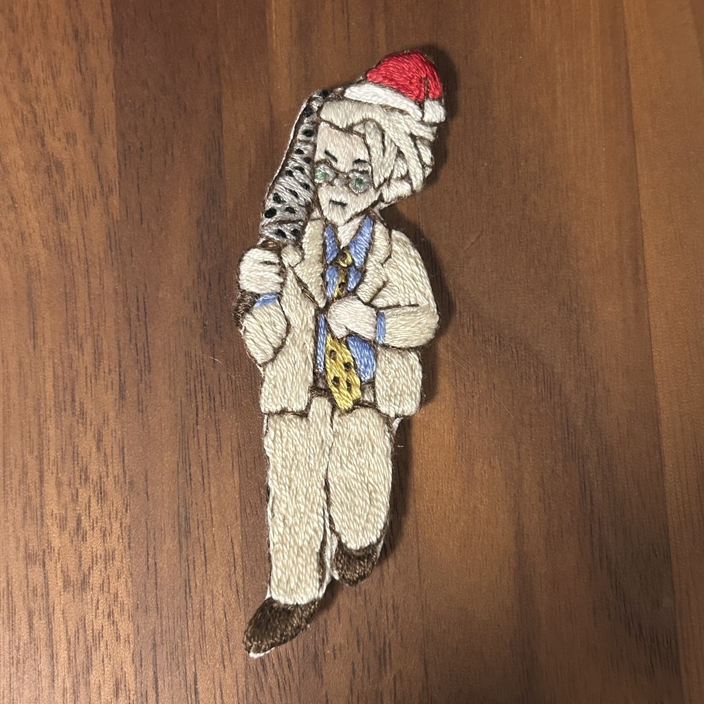 サンタ帽スーツナナミン🎅刺繍ブローチ