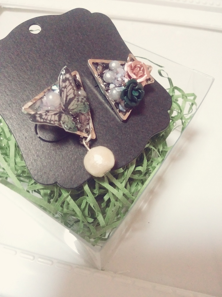 蝶々と薔薇のトライアングルピアス・イヤリング