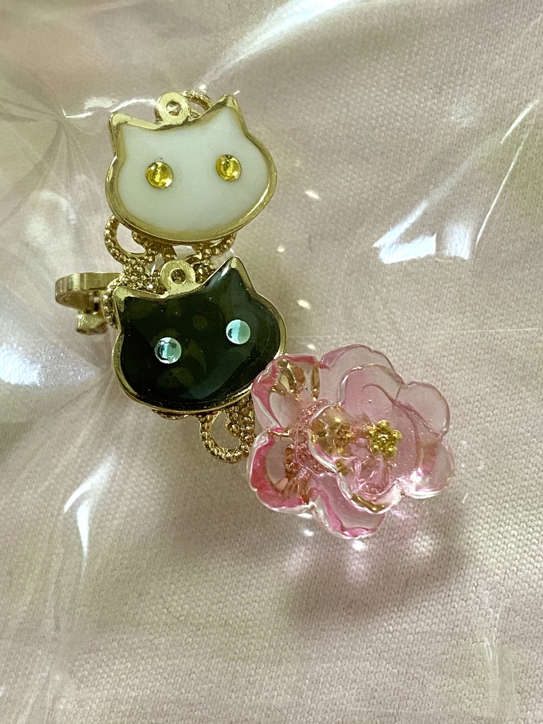 猫と桜のイヤークリップ