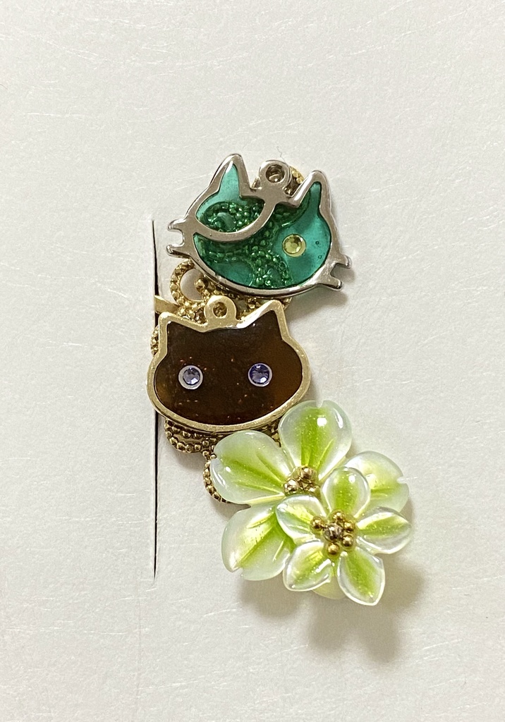 猫と桜のイヤークリップ