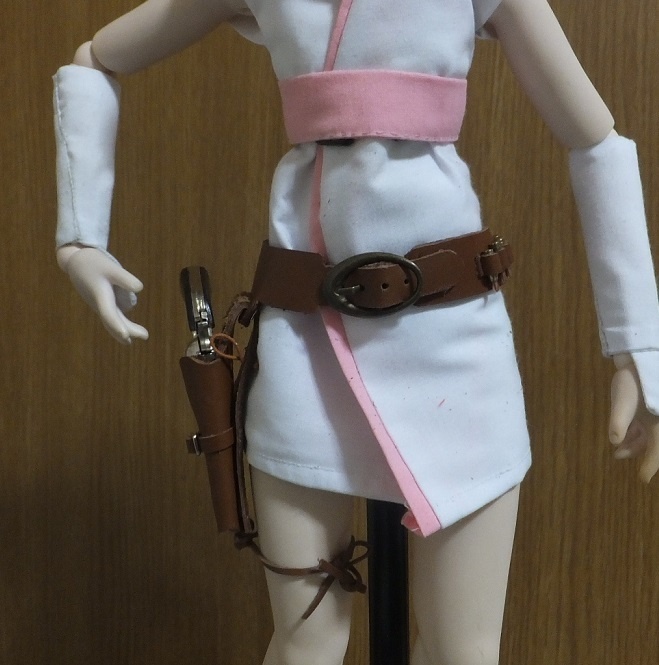 首の武器屋　1/3ｻｲｽﾞ　ウエスタンベルトとSAAもどき（既製品）
