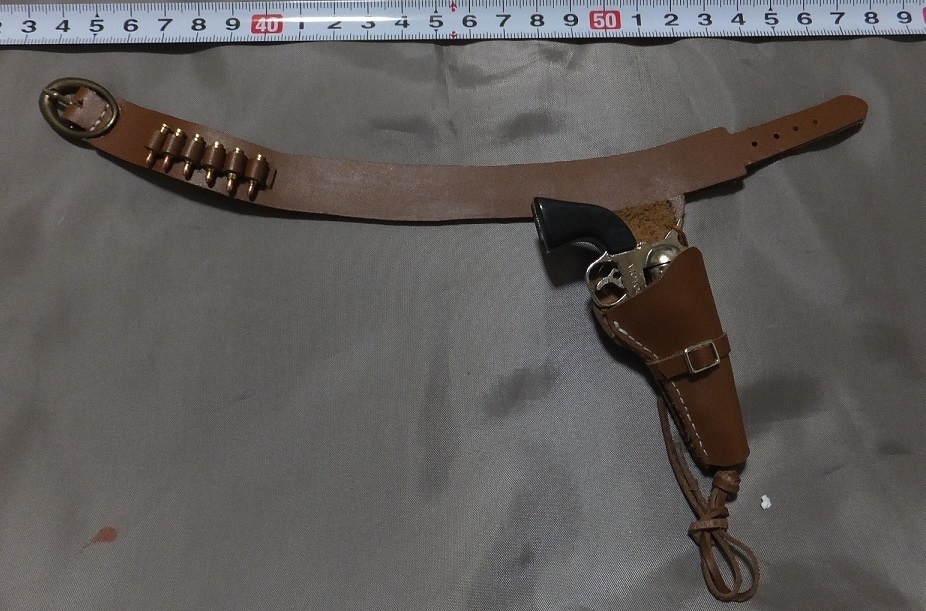 首の武器屋　1/3ｻｲｽﾞ　ウエスタンベルトとSAAもどき（既製品）