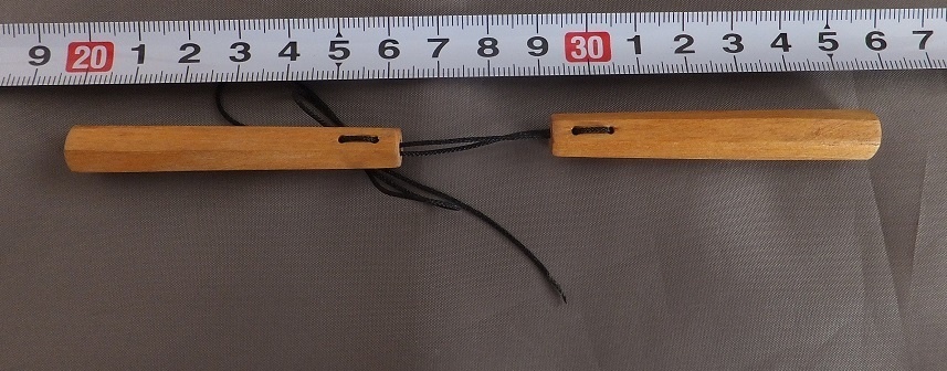 首の武器屋　1/3ｻｲｽﾞ　ヌンチャク　（メープル）