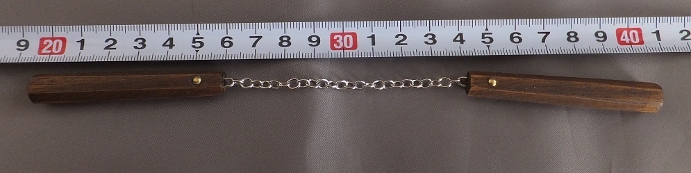 首の武器屋　1/3ｻｲｽﾞ　ヌンチャク（チーク）