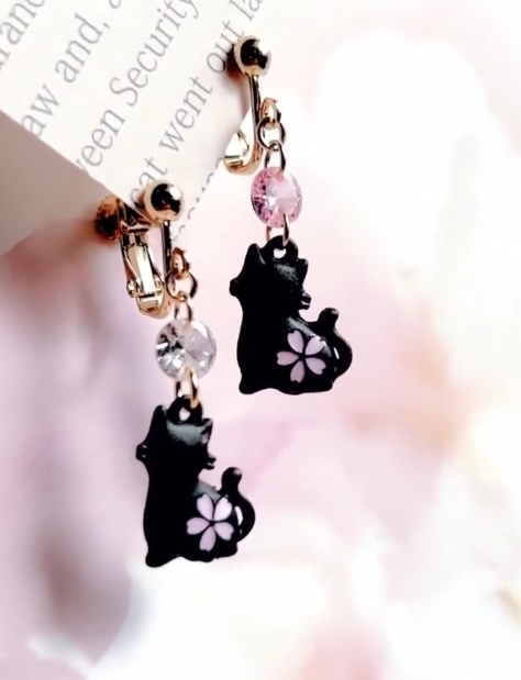 黒猫の桜ピアス／イヤリング