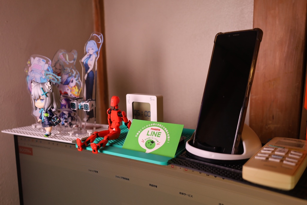 ディスプレイボード（モニター用小物テーブル）固定ピン付属