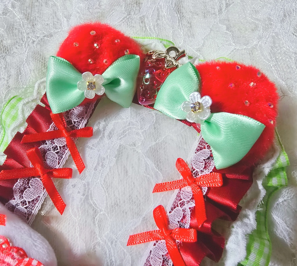 硬質ケース レースデコ いちご耳ねこちゃん🍓