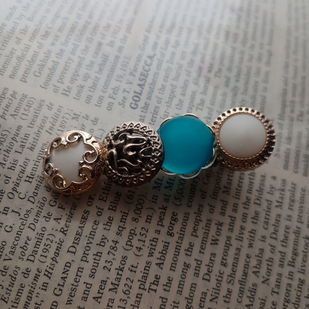 C001 ヴィンテージボタンのヘアクリップ