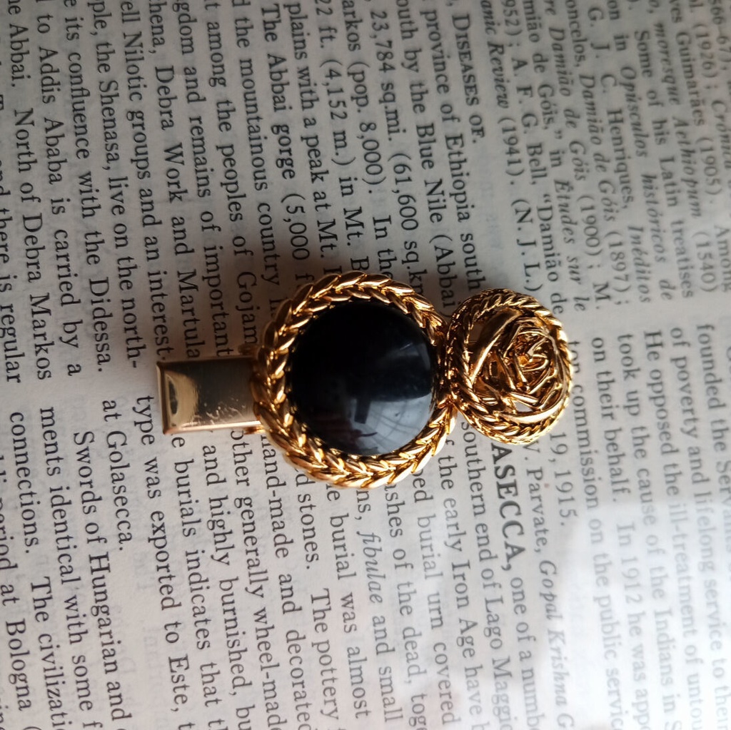 C010 ヴィンテージボタンのヘアクリップ