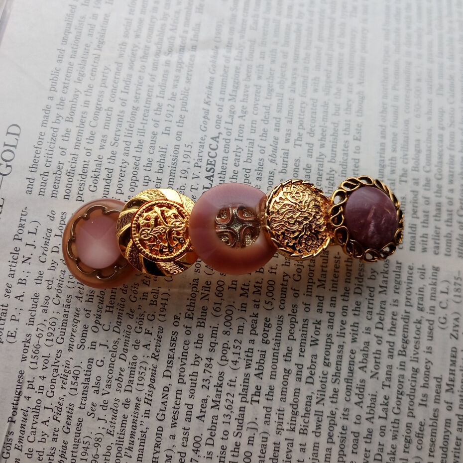 B013 ヴィンテージボタンのバレッタ