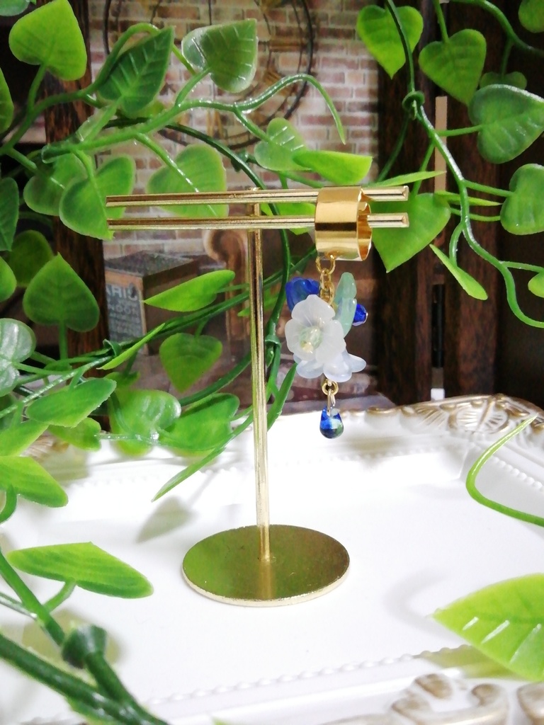 青花のイヤーカフ