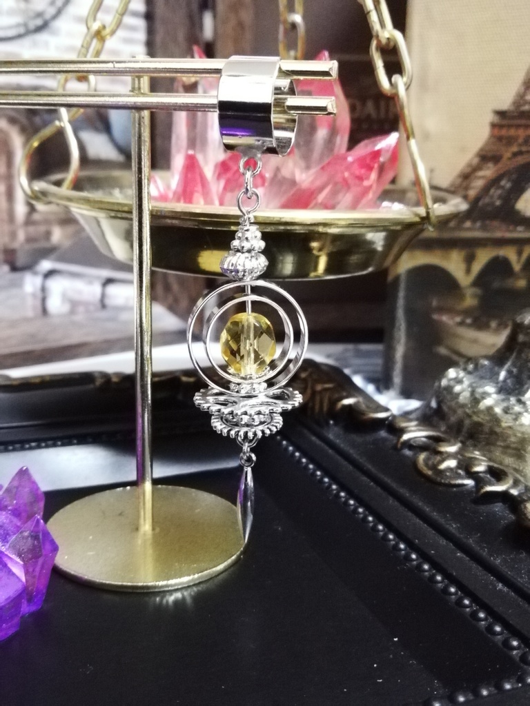 天球儀風ペンデュラムのイヤーカフ