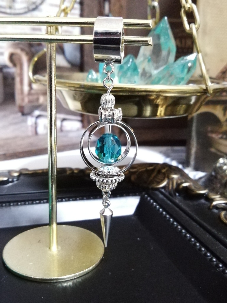 天球儀風ペンデュラムのイヤーカフ