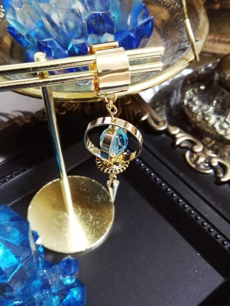 天球儀風ペンデュラムのイヤーカフ