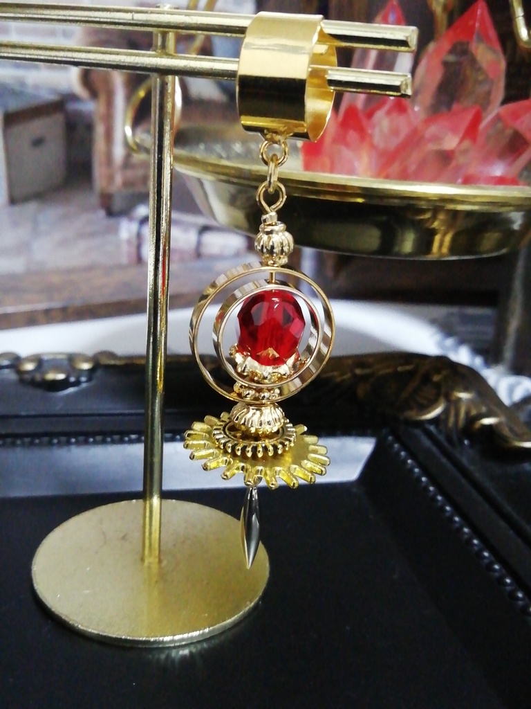 天球儀風ペンデュラムのイヤーカフ