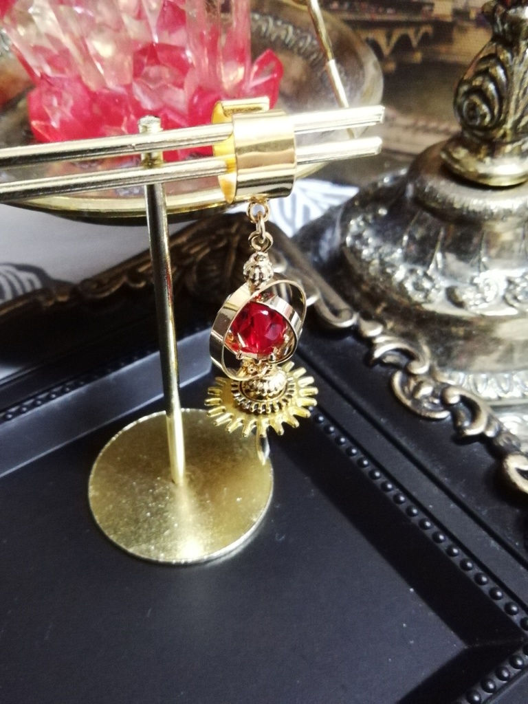 天球儀風ペンデュラムのイヤーカフ