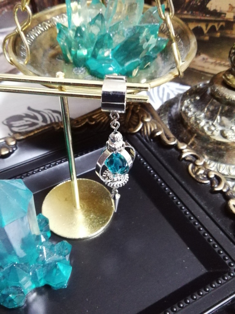 天球儀風ペンデュラムのイヤーカフ