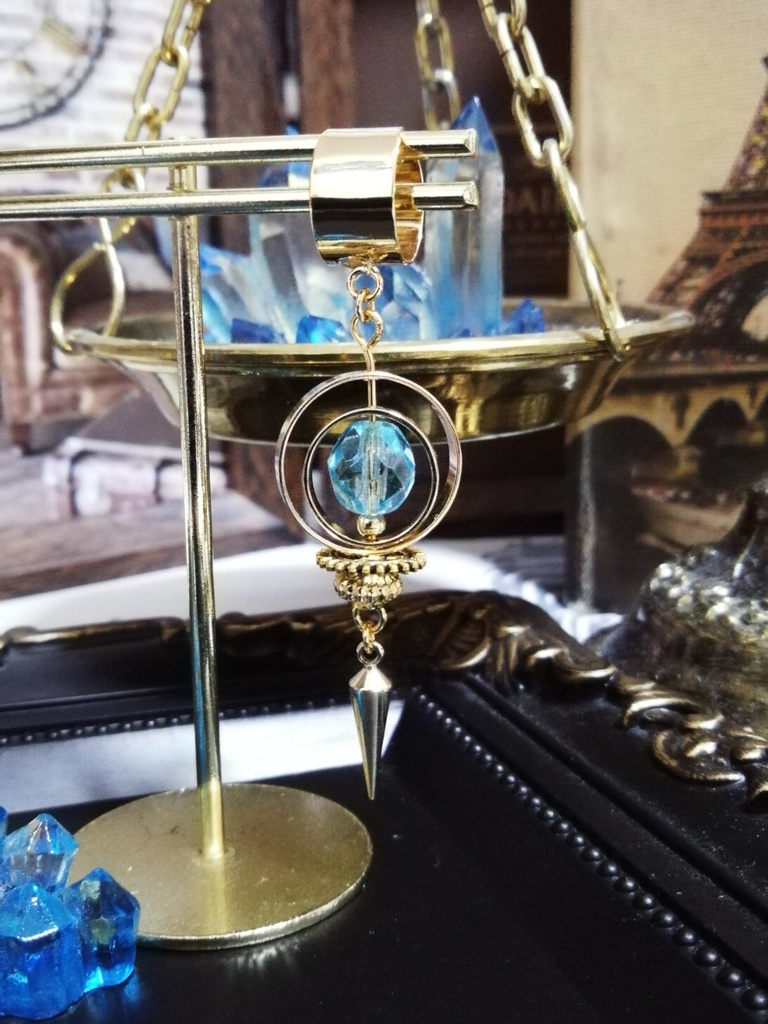 天球儀風ペンデュラムのイヤーカフ