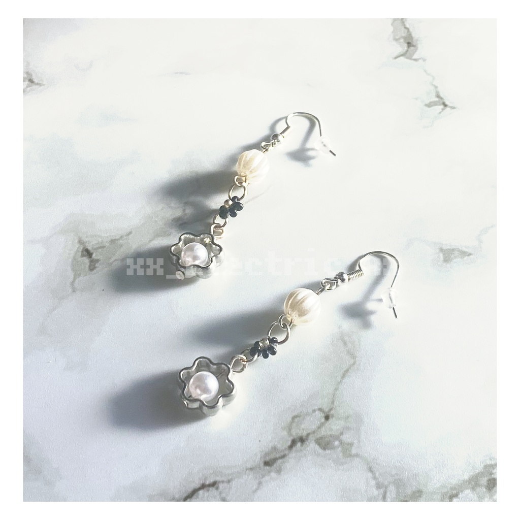 お花ピアス [チャーム変更可]