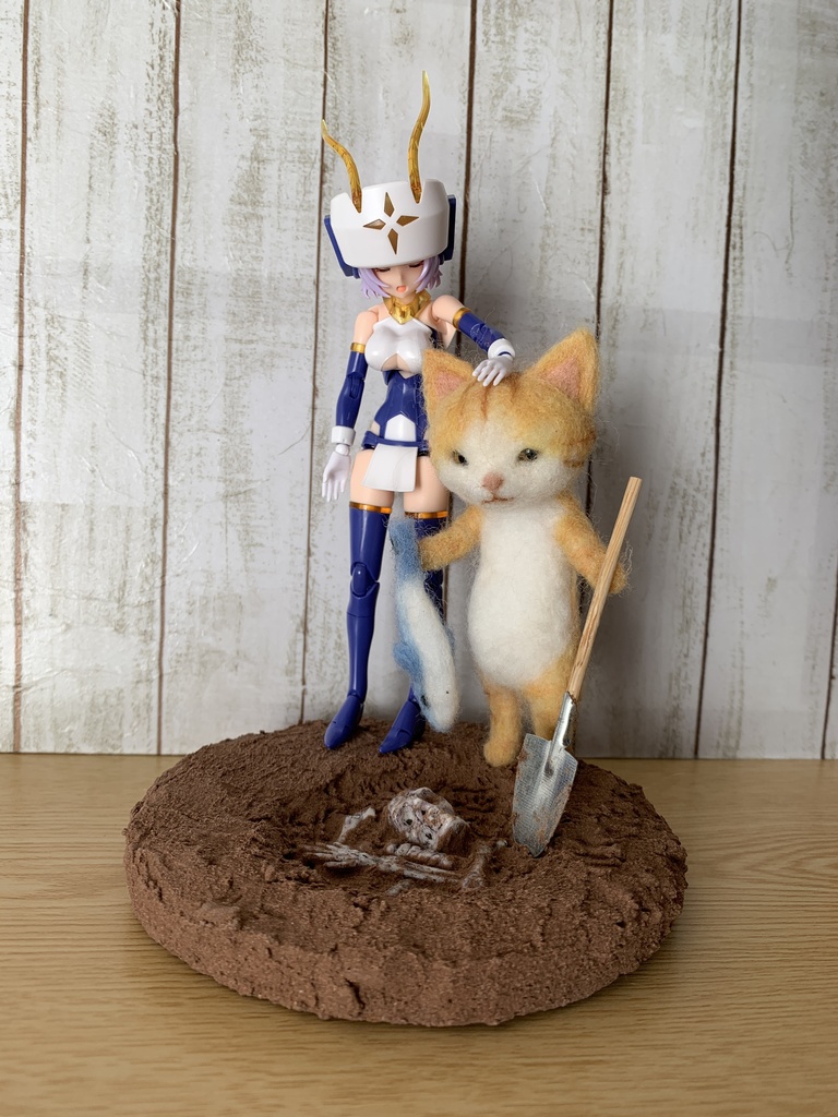 魚を埋めようとしたら人骨が見つかって慰められるにゃんこ