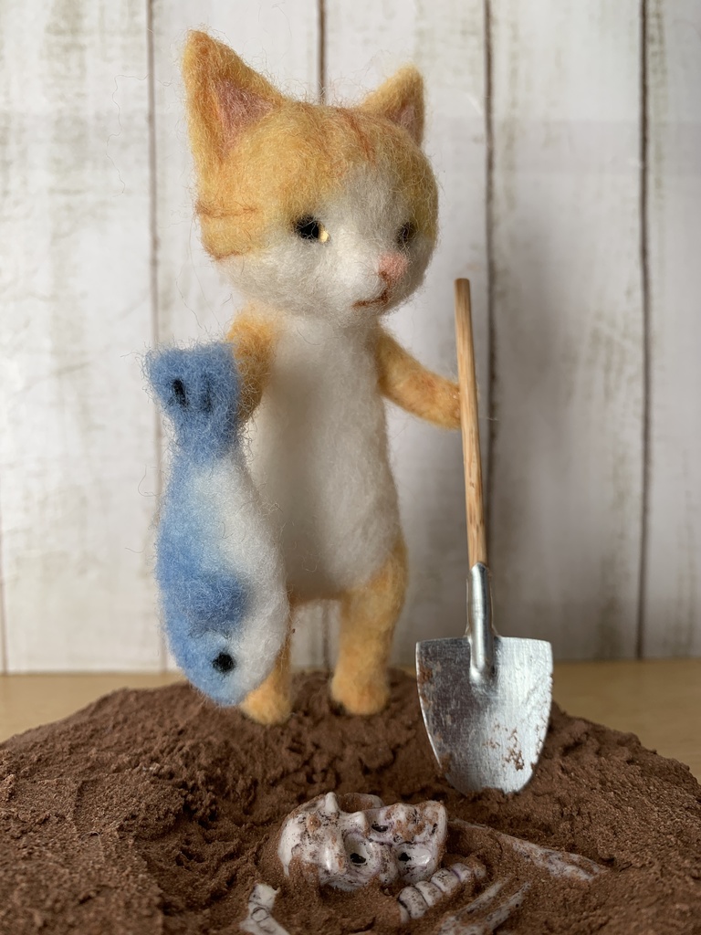 魚を埋めようとしたら人骨が見つかって慰められるにゃんこ