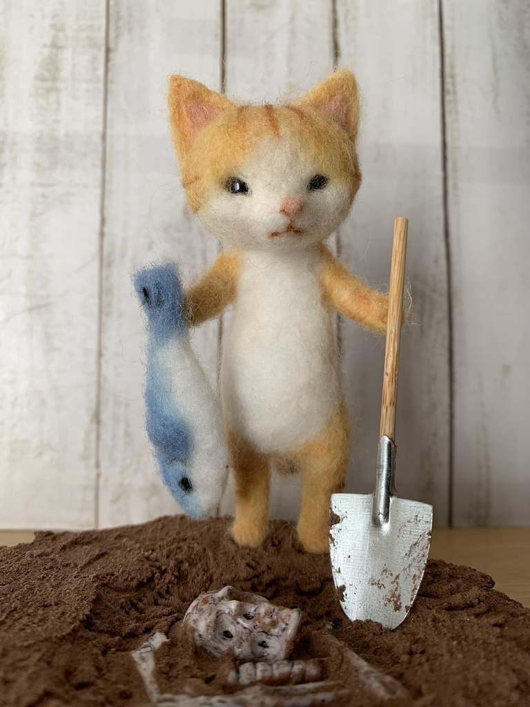 魚を埋めようとしたら人骨が見つかって慰められるにゃんこ