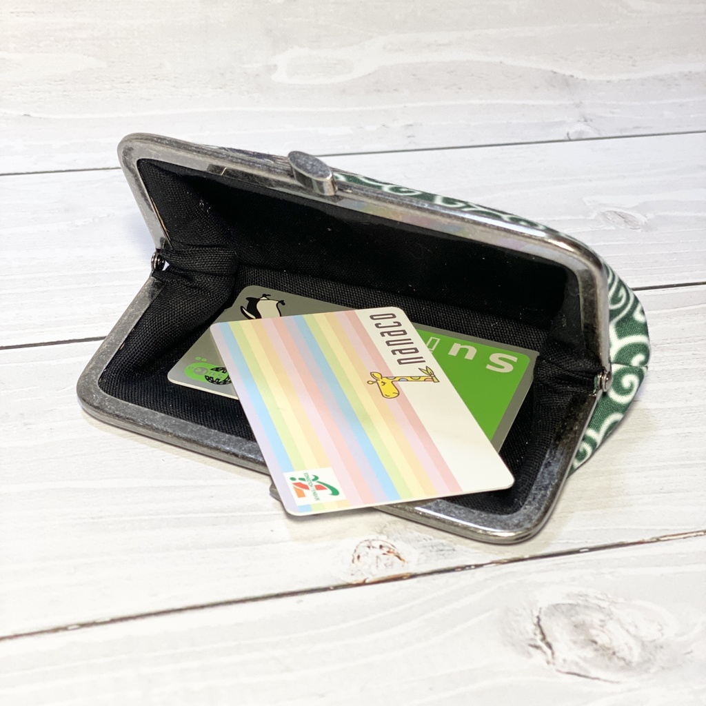 マルチカードケースがま口「てるにゃん・大きいてるにゃん」唐草系/Un porte-cartes multiple pour éliminer les portefeuilles obèses.(Gamaguchi)Terunyan