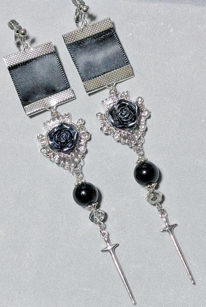 黒薔薇と十字架のイヤリング