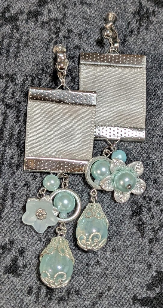 華と雫の旗型イヤリング