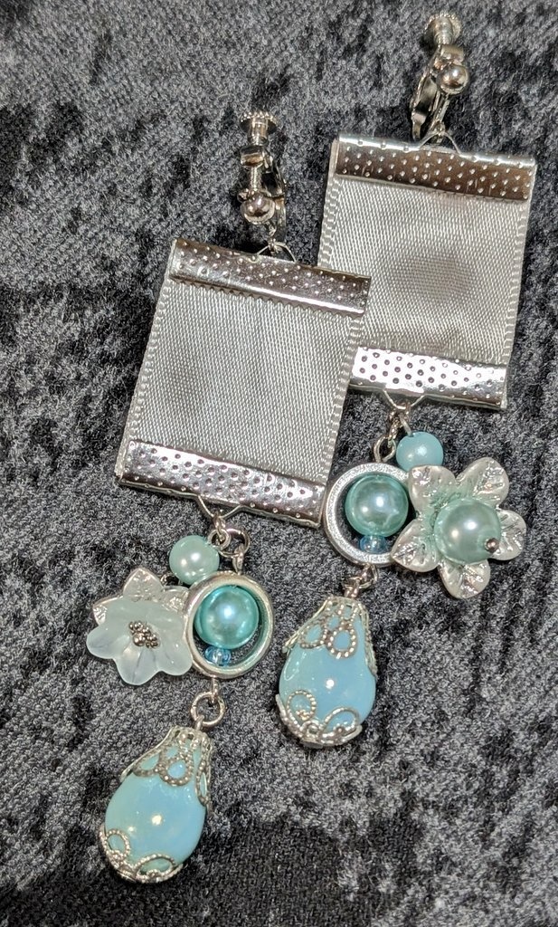 華と雫の旗型イヤリング