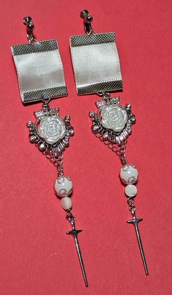 白薔薇と十字架のイヤリング