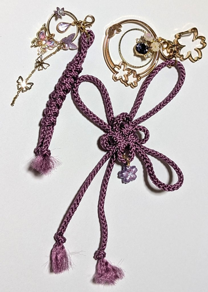 吉祥結と桜のキーホルダー(蝶のチャーム付)