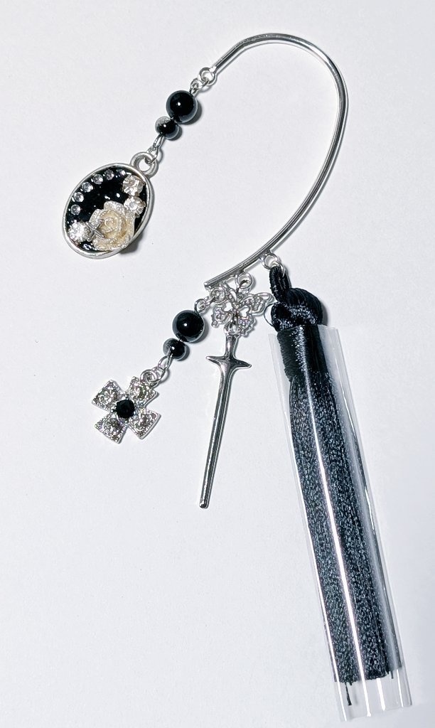 薔薇とクロスのイヤーフック　(黒&シルバー)