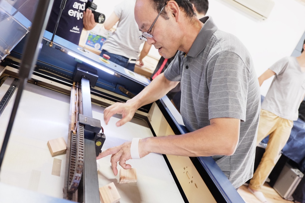 おばけパズルのLEDバッジ SUGI(熊本小国杉)