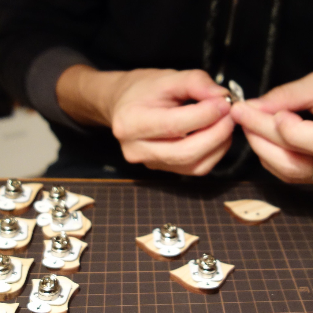 おばけパズルのLEDバッジ HINOKI