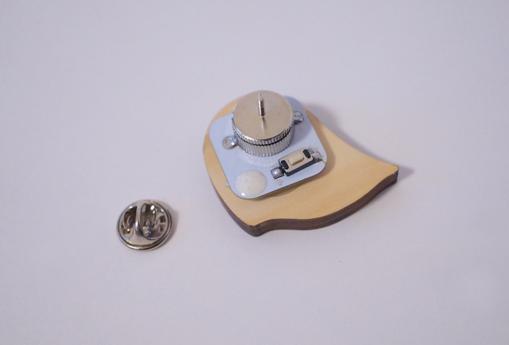 おばけパズルのLEDバッジ HINOKI