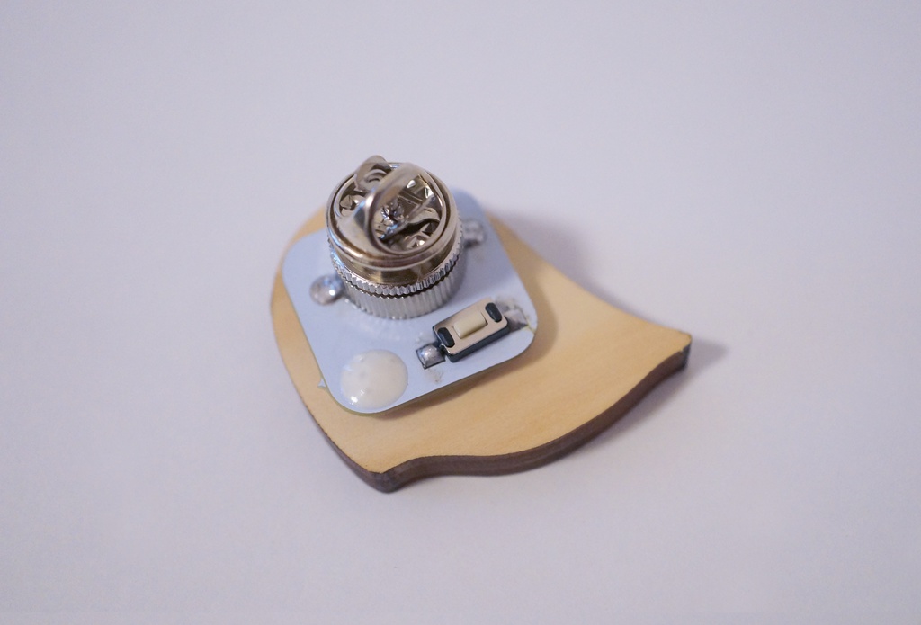 おばけパズルのLEDバッジ HINOKI