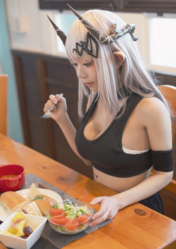 オペレーター達がおいしそうにごはんをたべてる本