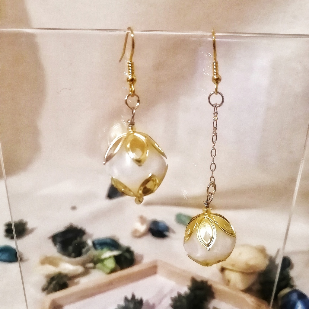 白い実のアシンメトリーピアス