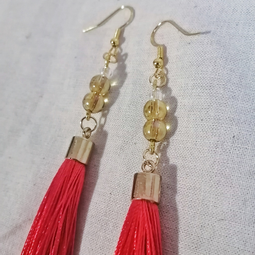 夏色イエローと朱色のタッセルピアス