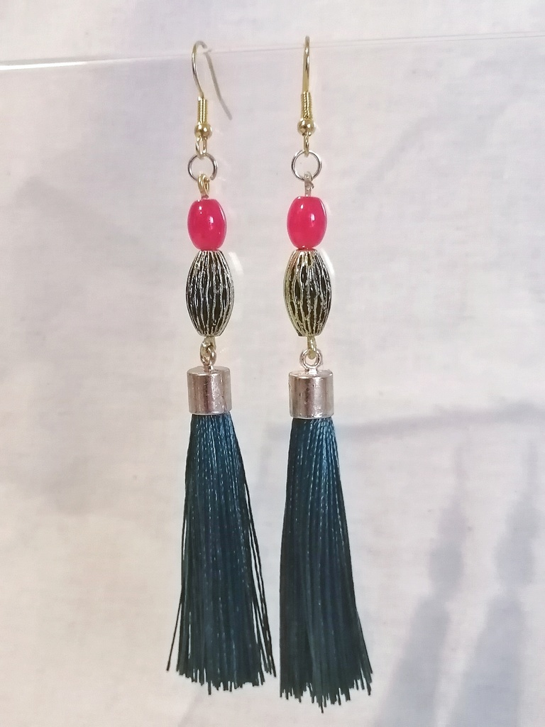 さくらんぼカラーのタッセルピアス