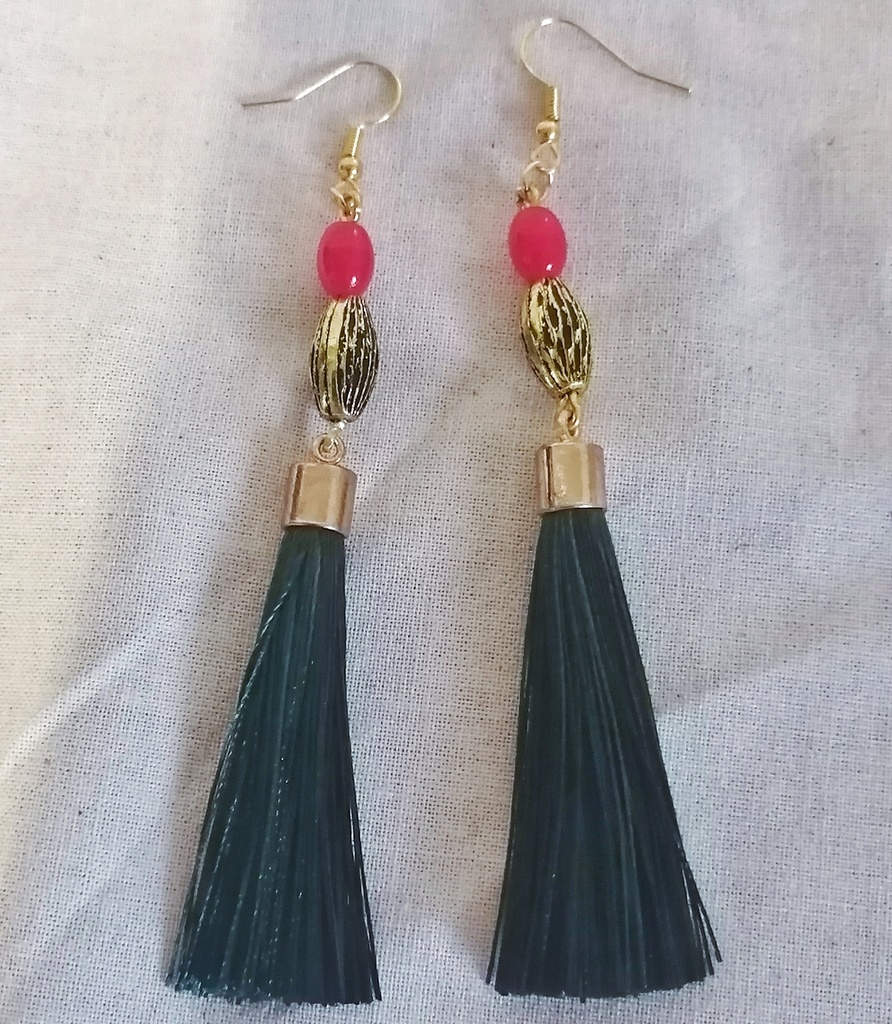 さくらんぼカラーのタッセルピアス